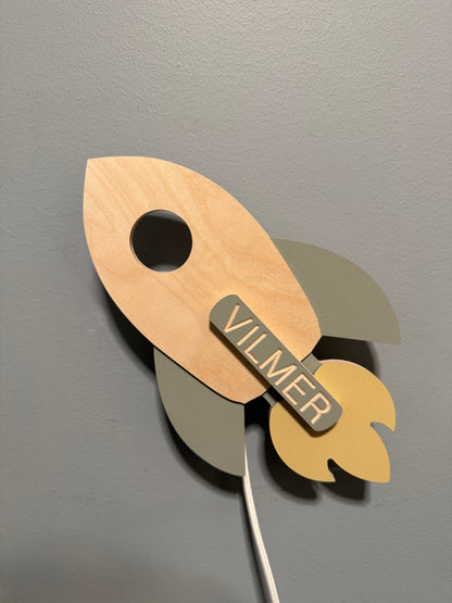 Personlig barnelampe med navn - Rakett